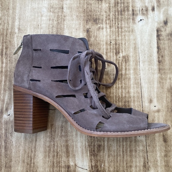 VINCE Camuto Tressa Lace Up Block Heel Bootie - Picture 4 of 10